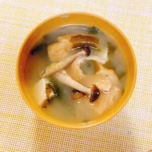 しめじと油揚げの冷やし味噌汁